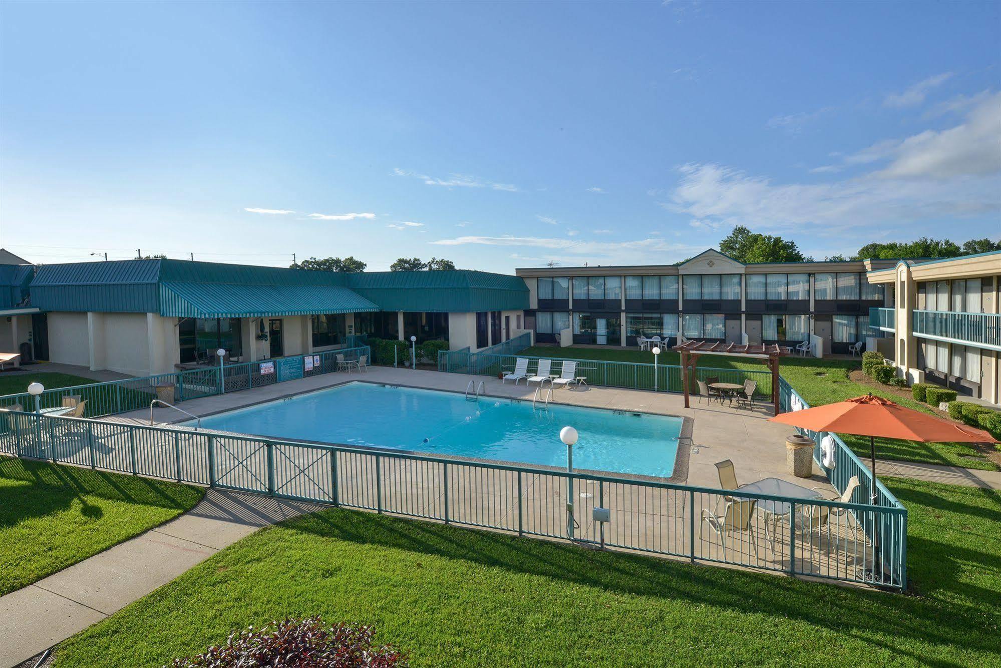 Lamplighter Inn&Suites Pittsburg Exterior foto